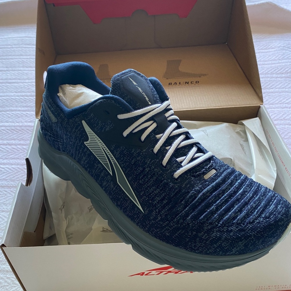 Alta W Torin 5 Luxe athletic shoe size 8